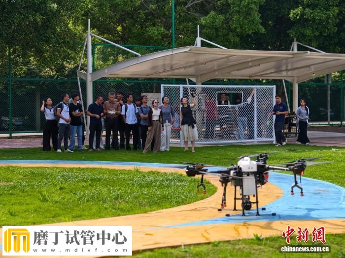 老挝学生广西研学AI 盼无人机“飞”回国助农(图1) 老挝学生广西研学AI 盼无人机“飞”回国助农(图1)